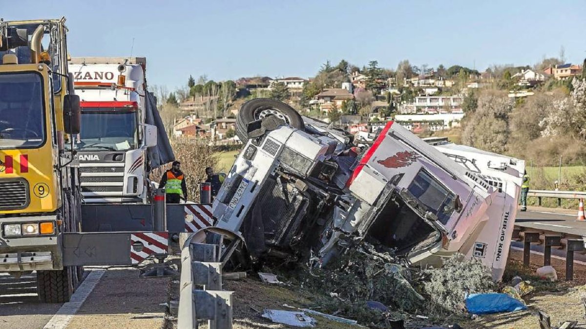 Camión articulado de paquetería volcado en la mediana de la A-62 en las inmediaciones de la urbanización Panorama, en el término de Simancas-Pablo Requejo