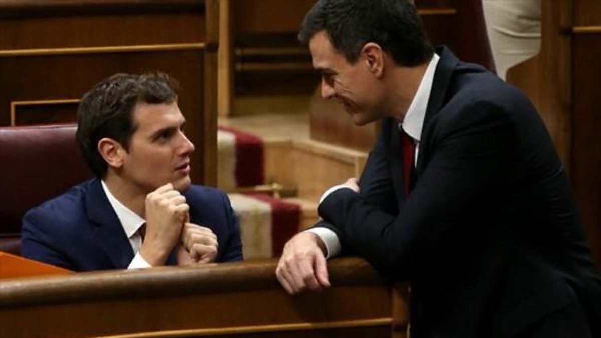 Albert Rivera y Pedro Sánchez conversan en el hemicio del Congreso de los Diputados, en la sesión constitutiva de las Cortes, el miércoles pasado.-JOSÉ LUIS ROCA