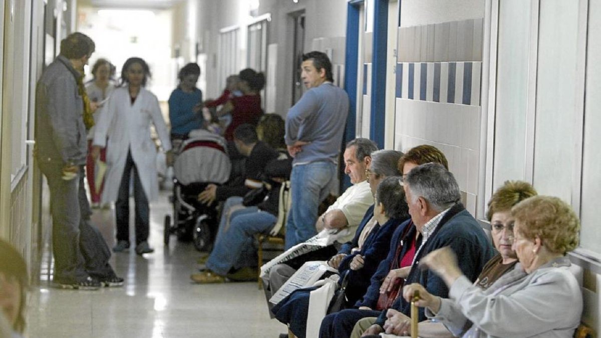 Pacientes en la sala de espera de un hospital.-E. M.