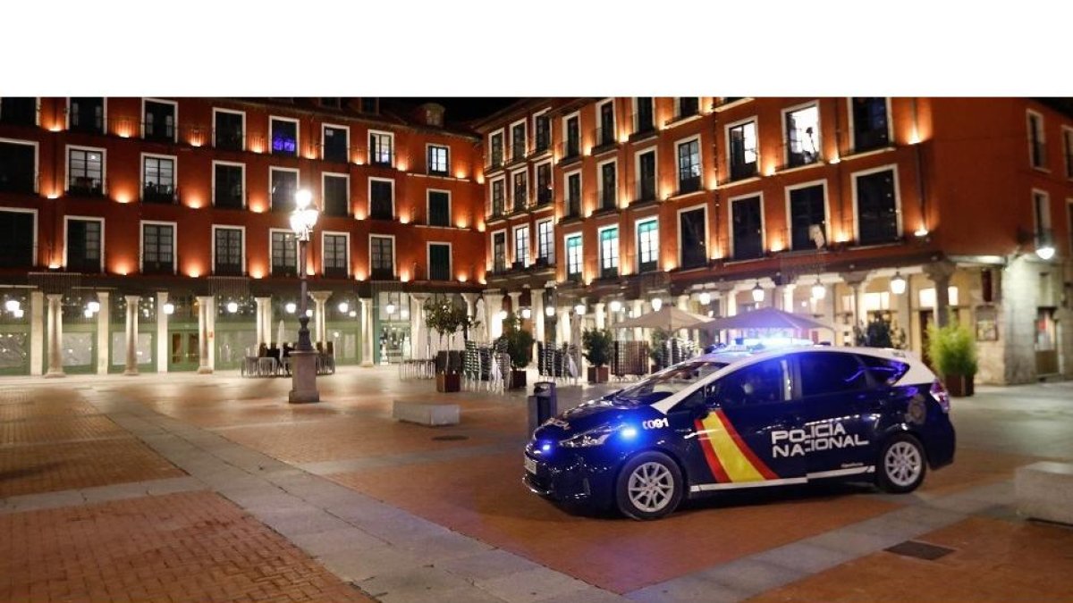 La Policía Nacional vigila en toque de queda actual a las diez de la noche en Valladolid, en un imagen de archivo. J. M. LOSTAU