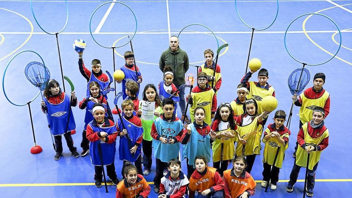 Alumnos del Colegio Cristo Rey posan con los elementos para jugar al quidditch junto a su profesor Fausto Calvo.-J.M. LOSTAU