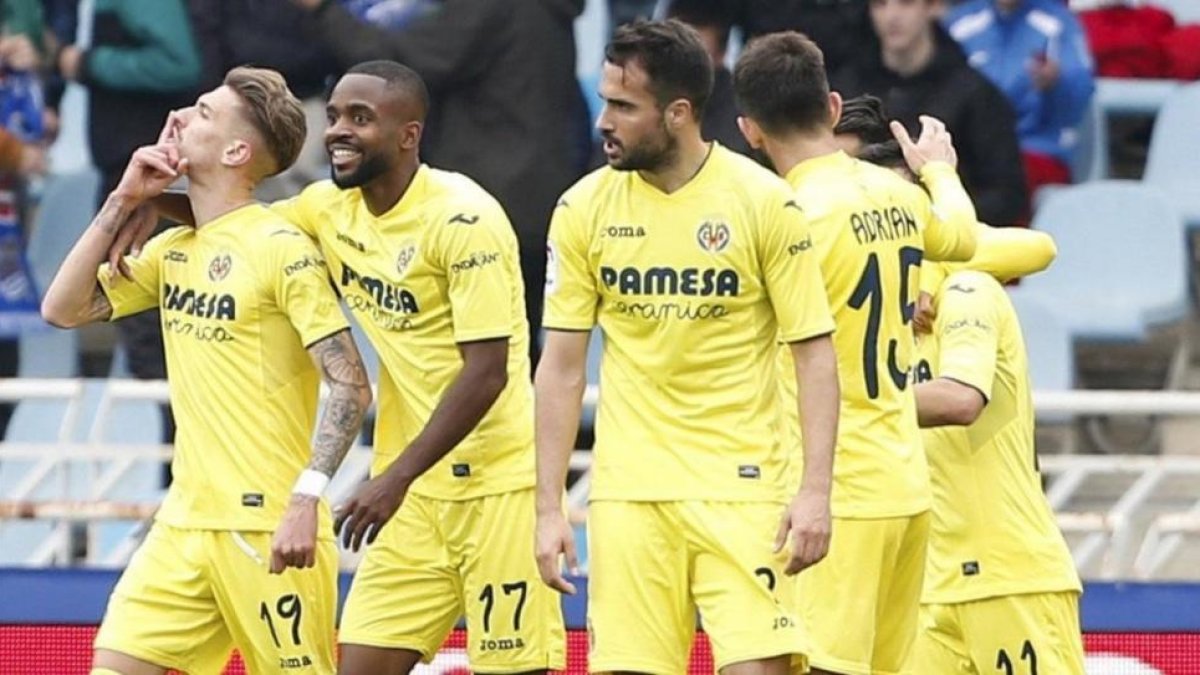 Los jugadores del Villarreal celebran el gol de Samu Castillejo (izquierda) que les daba los tres puntos en Anoeta frente a la Real Sociedad.-EFE / JUAN HERRERO