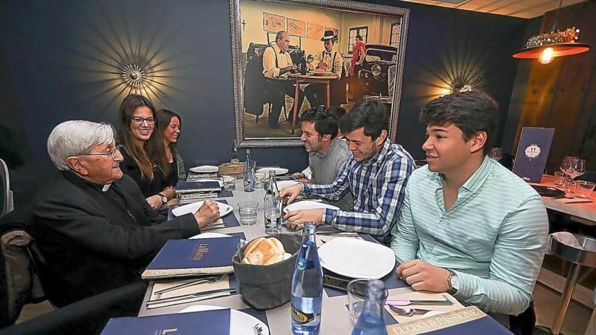 Comensales en una comida navideña ayer en el restaurante La Mafia se Sienta a la Mesa.-PABLO REQUEJO