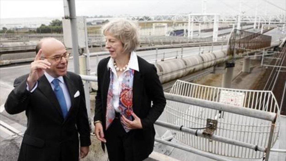 Bernard Cazeneuve y Theresa May ayer en Calais.-Foto: AP/ M.S.