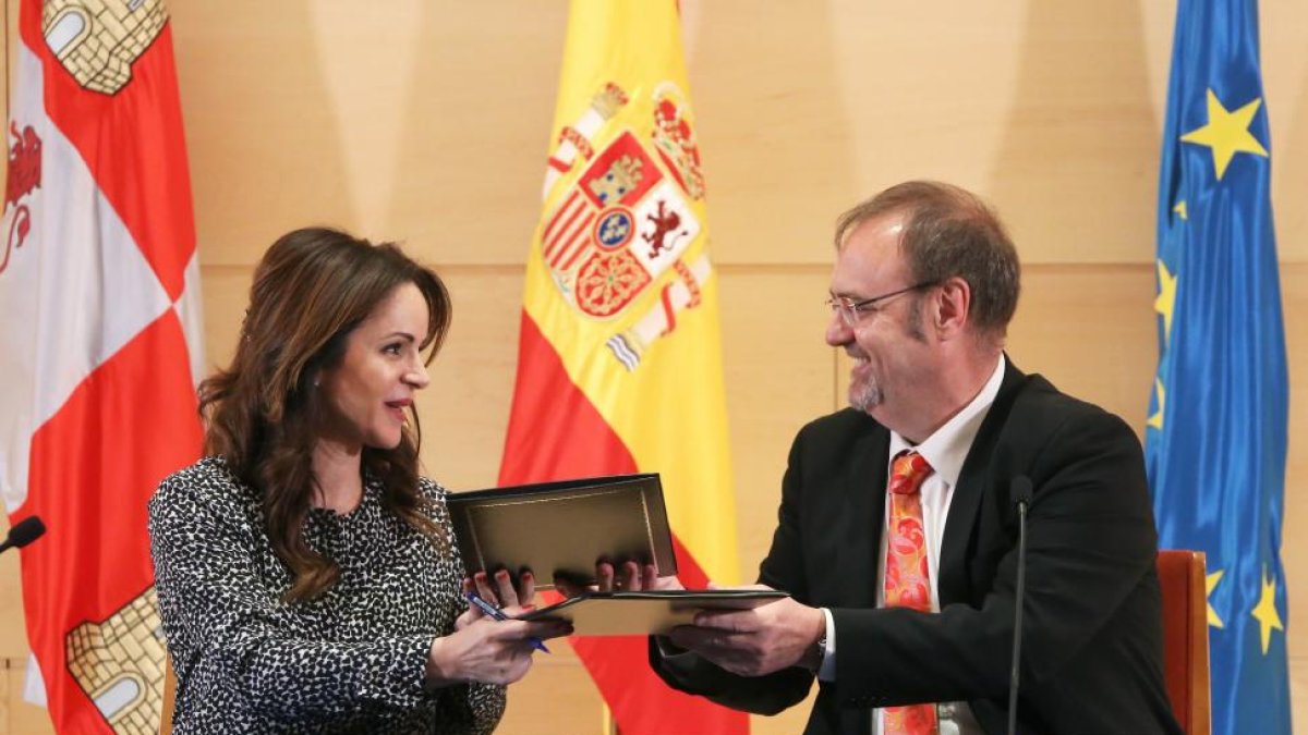 El consejero de Educación, Fernando Rey, y la presidenta de las Cortes de Castilla y León y de la Fundación Villalar, Silvia Clemente, firman un convenio para fomentar la conciencia democrática y los valores del parlamentarismo entre el alumnado-ICAL