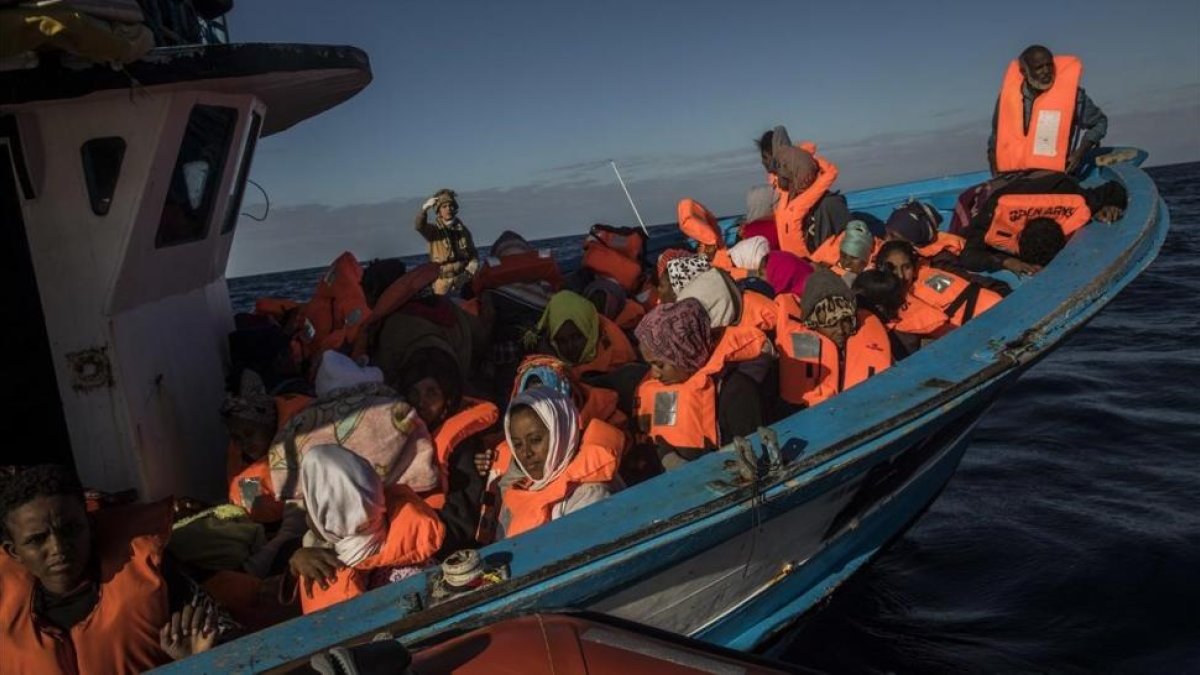 Rescate de más de 300 refugiados y migrantes, sobre todo de Eritrea y Bangladés, en aguas del Mediterráneo, el 27 de enero.-AP / SANTI PALACIOS