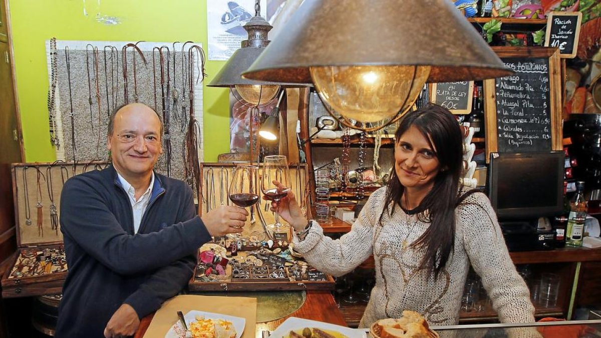 Gustavo Martín Garzo y Mónica Duque Lara brindan con vino en el rincón favorito del escritor.-J. M. LOSTAU