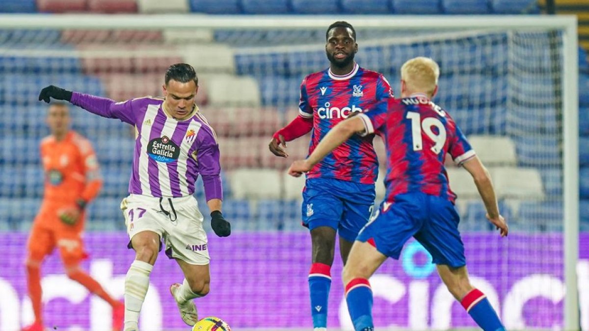 Roque Mesa intenta sacar el balón ante la presión de Hughes. / RVCF