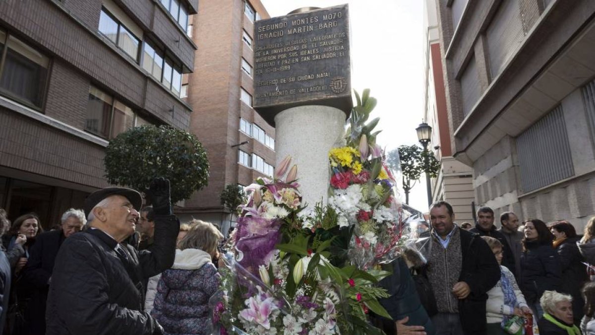 Ofrenda floral junto al monolito que conmemora el fallecimiento de los jesuitas de la Universidad Centroamericana de El Salvador, dentro de los actos que conmemoran el XXV aniversario de su matanza-Efe