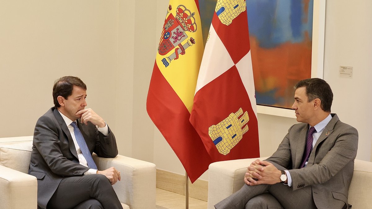 El presidente del Gobierno, Pedro Sánchez, recibe al presidente de la Junta, Alfonso Fernández Mañueco. Imagen de archivo. ICAL