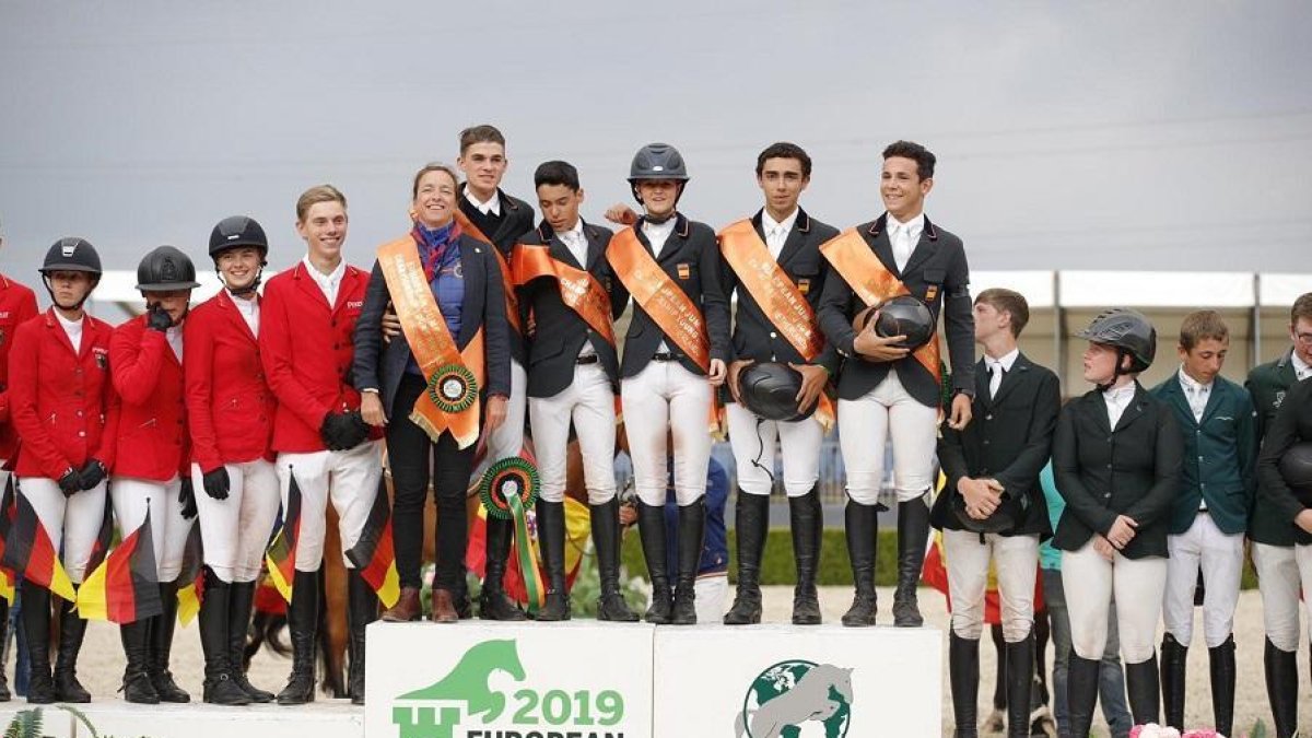 El combinado español júnior en lo más alto del cajón en el Campeonato de Europa de Saltos celebrado en Holanda.-E. M.