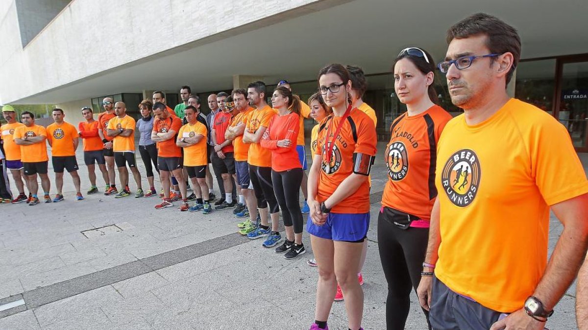 Atletas del Beer Runners, durante el acto de homenaje.-J. M. LOSTAU