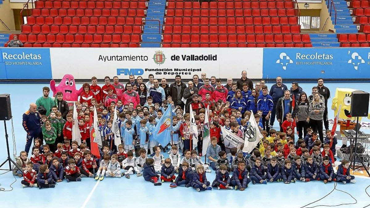 La foto de familia de la inauguración de la temporada 2018-19 de Uefval celebrada en el polideportivo Huerta del Rey.-J.M. LOSTAU