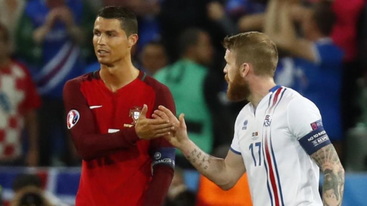 Cristiano Ronaldo saluda de mala gana a Gunnarsson tras el Portugal-Islandia disputado en Saint Etienne.-REUTERTS / KAI PFAFFENBACH