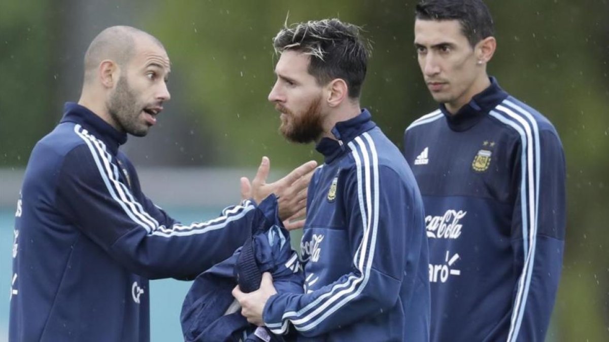 Mascherano, Messi y Di Maria, en el entrenamiento de la selección argentina en Buenos Aires.-AP / NATACHA PISARENKO