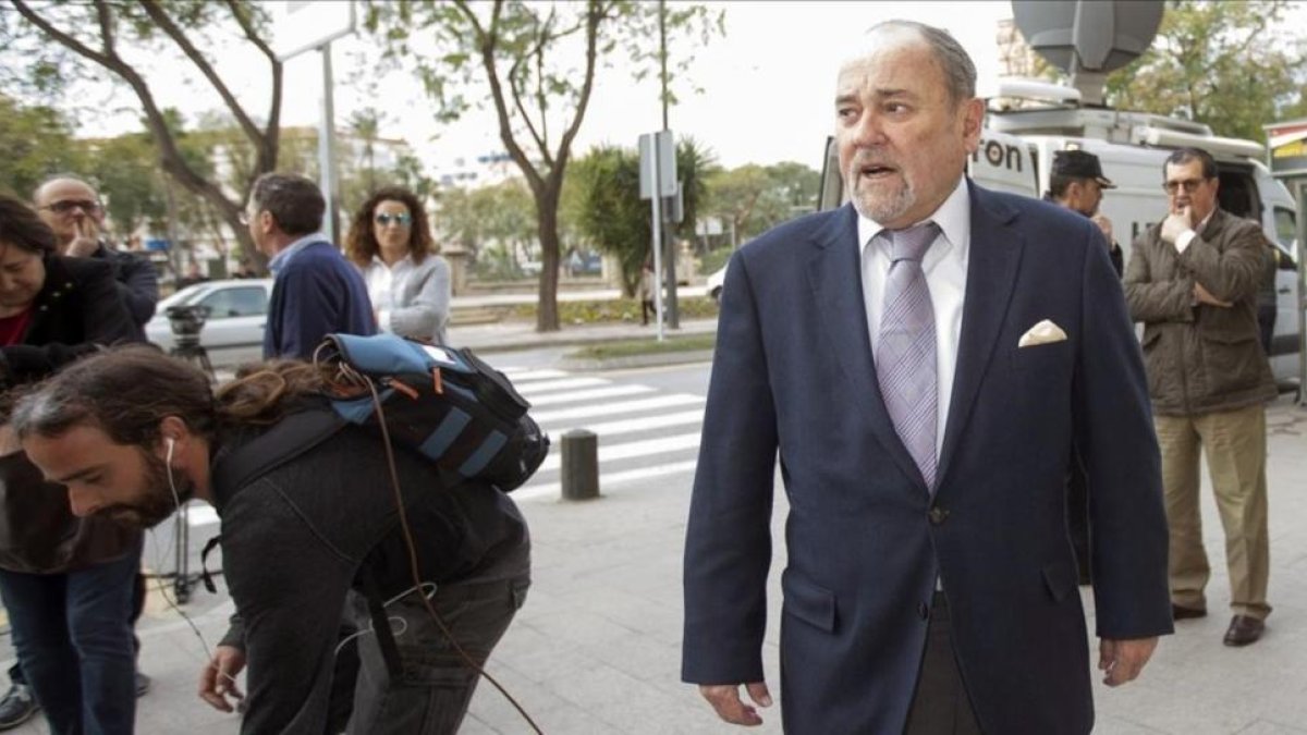 El juez del 'caso Auditorio', Julián Pérez-Templado, llega al juzgado, el pasado 6 de marzo, para interrogar a Pedro Antonio Sánchez.-EFE / MARCIAL GUILLÉN