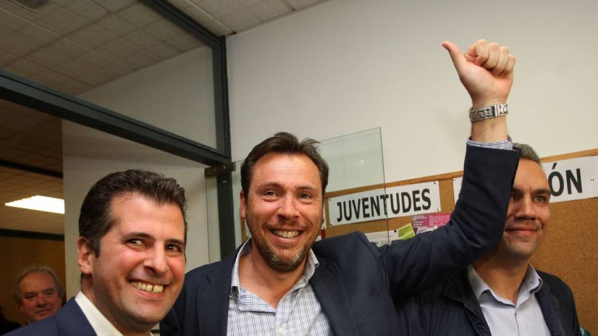 El candidato socialista a la Alcaldía de Valladolid, Óscar Puente (C) junto al candidato a la Presidencia, Luis Tudanca (I) y el cabeza de lista a las Cortes, Javier Izquierdo, tras conocerse los resultados electorales-Ical