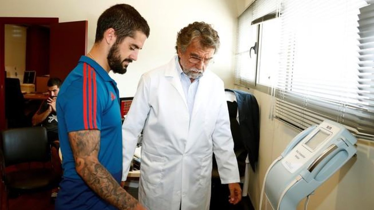 Isco durante un estudio de composicion corporal realizado con la selección.-EFE