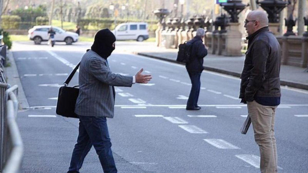 Joaquim Benítez tiende la mano a Manuel Barbero, que rechaza devolverle el saludo, este martes frente a la Audiencia de Barcelona.-JOAN CORTADELLAS