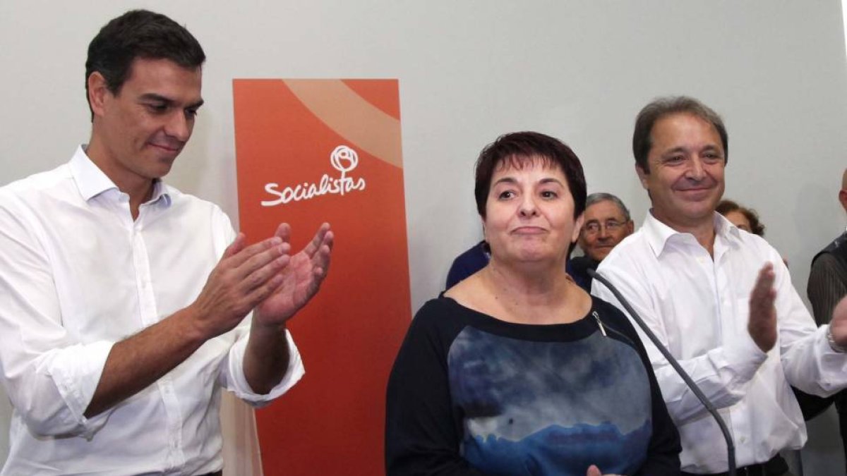 La alcaldesa de Segovia, Clara Luquero anuncia su candidatura a la alcaldia junto al secretario general del PSOE en Segovia, junto a ella, el secretario general del PSOE, Pedro Sánchez y el secretario provincial Juan Luis Gordo-Ical