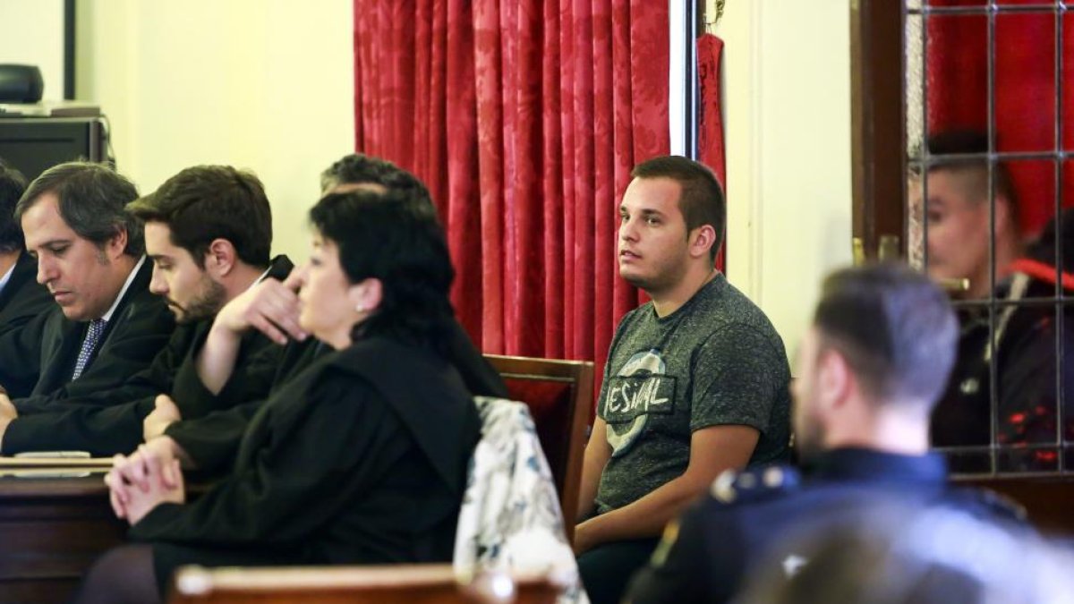 osé Ignacio Tellechea Larralde, principal acusado, y Sergio Manso (D), acusado de encubrimiento, son declarados culpables por el asesinato de un joven en el Barrio Húmedo de León-ICAL