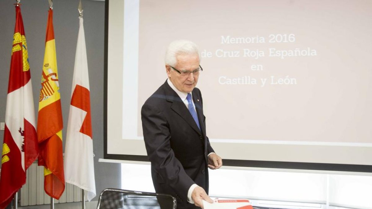 El presidente de Cruz Roja en Castilla y León, José Varela, presenta la memoria 2016 de la organización-Miriam Chacón / ICAL