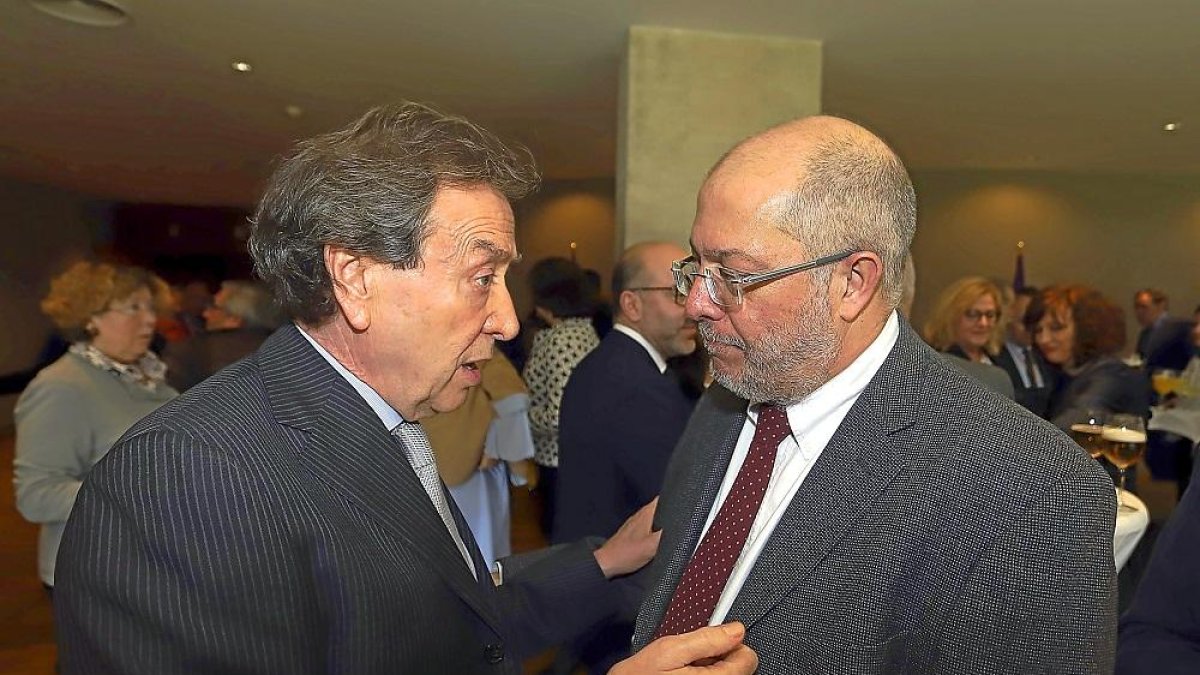 José Antonio De Santiago-Juárez y Francisco Igea charla en la celebración del Estatuto de Autonomía.-ICAL