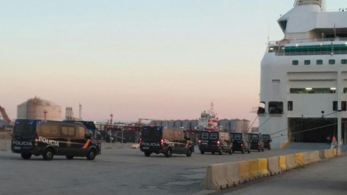 Furgones de la Policía Nacional entran en uno de los barcos atracados en el Port de Barcelona.-PORTUARIS CNT