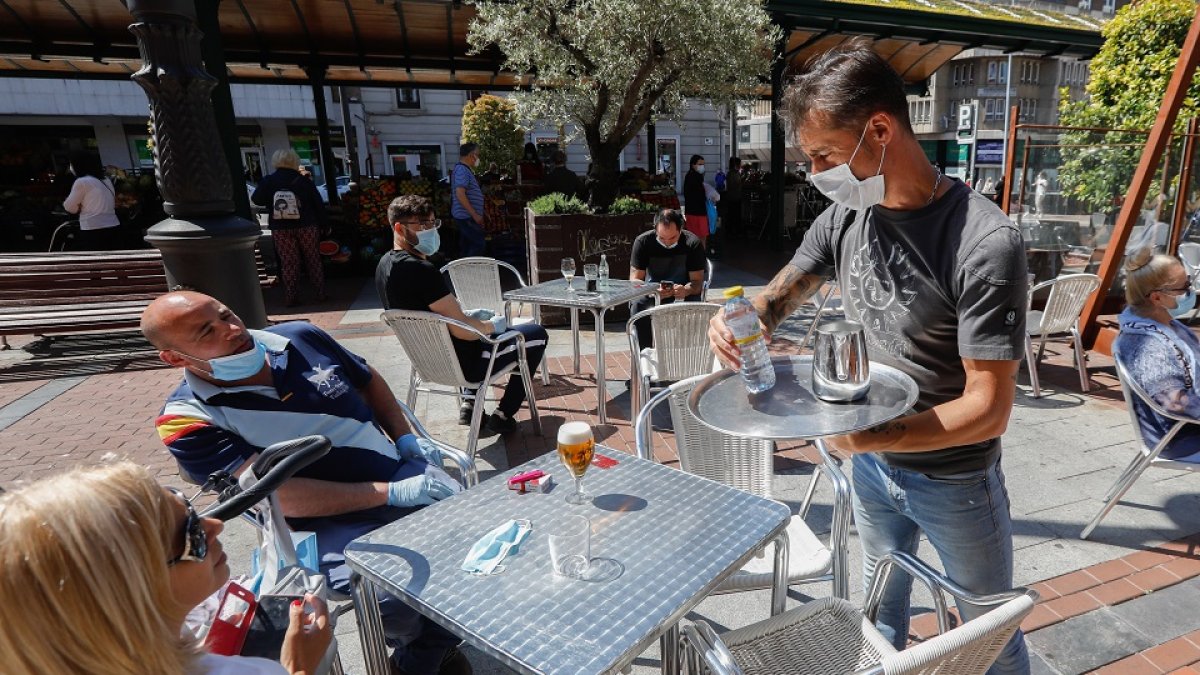 Clientes en las terrazas.- JUAN MIGUEL LOSTAU.