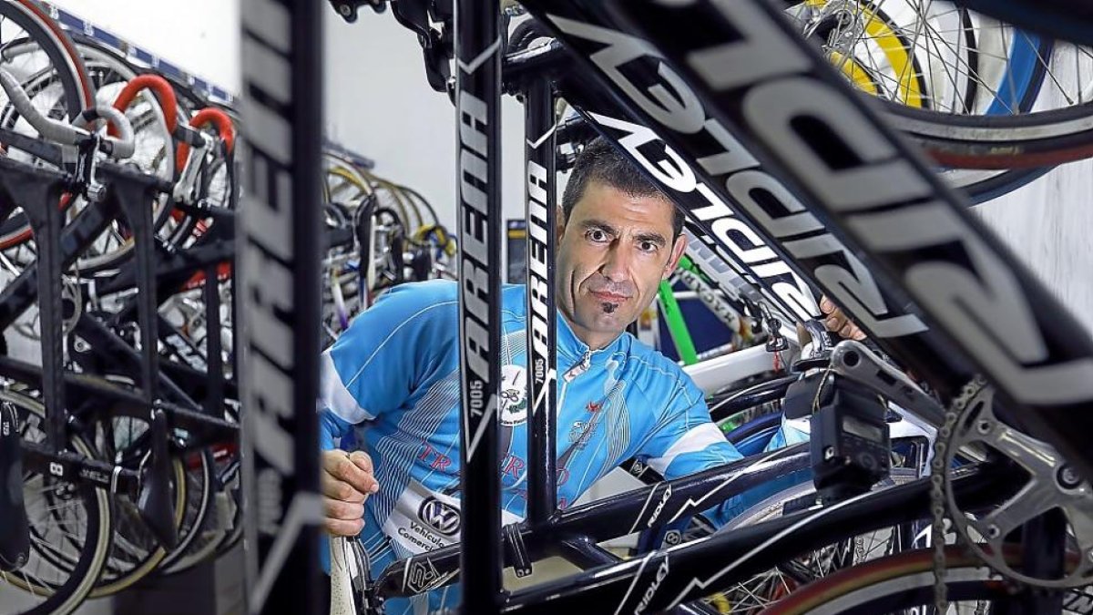 Jorge Merino posa rodeado de las bicicletas guardadas en el Velódromo Narciso Carrión.-J. M. LOSTAU
