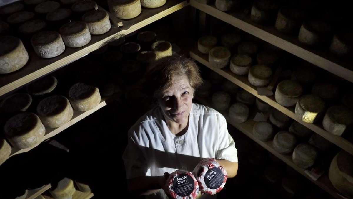 Agustina con un lote de productos de su quesería.-ENRIQUE CARRASCAL
