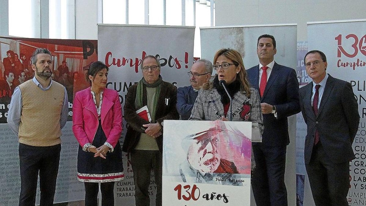 Mayte Martín en el Teatro Ramos Carrión acoge la muestra fotográfica titulada ‘130 años de la UGT en España’.-ICAL