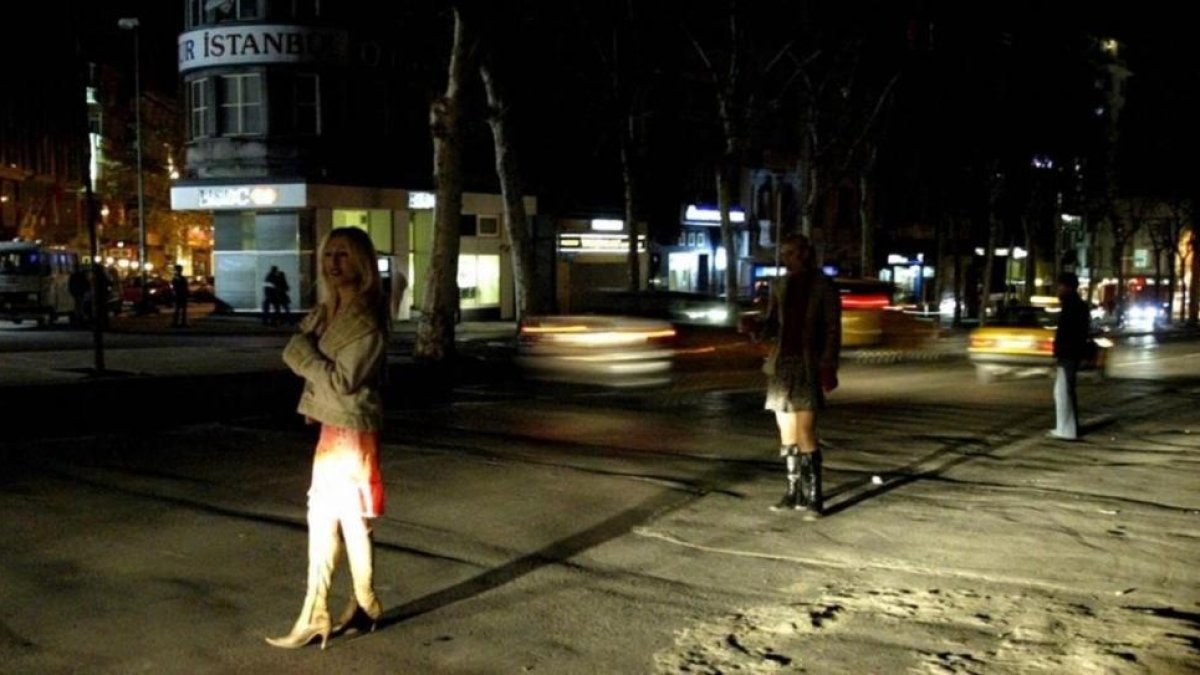 Prostitutas en la calle de una ciudad turca.-AL YAZIRA