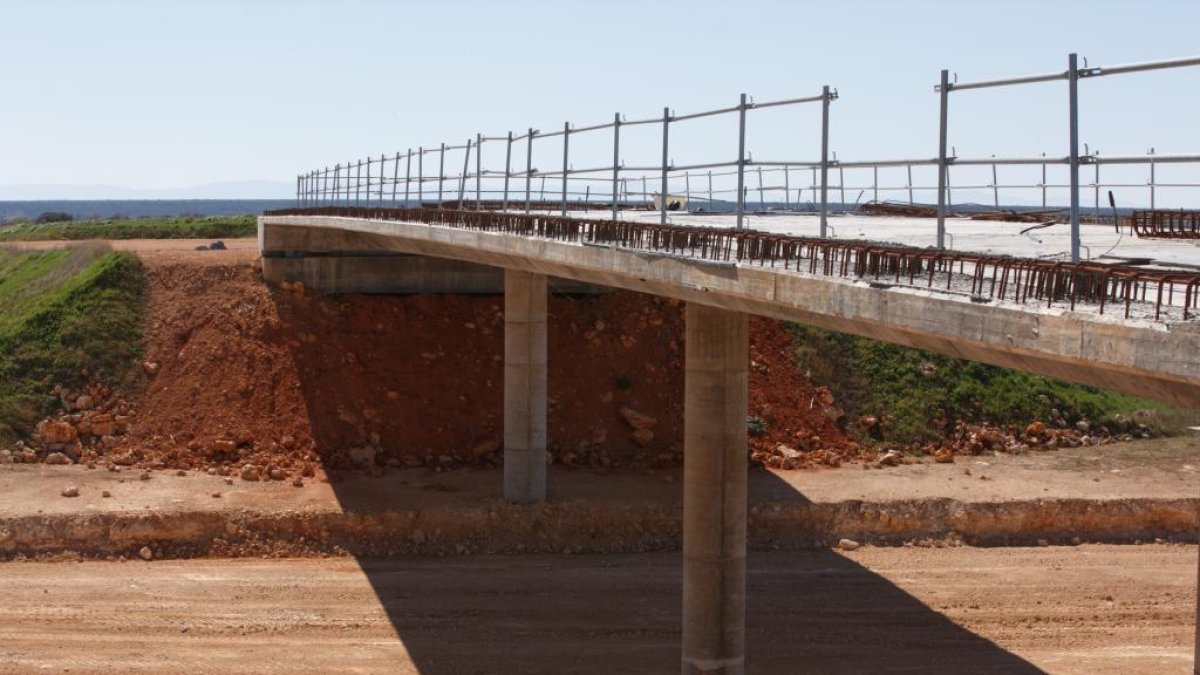 Puente entre los municipios de Olivares y Castrillo Tejeriego.- PHOTOGENIC