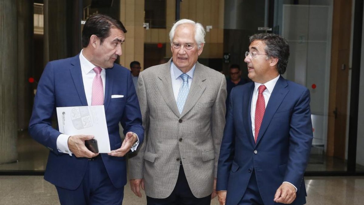 El consejero de Fomento y Medio Ambiente, Juan Carlos Suárez-Quiñones, presenta la convocatoria de ayudas a la rehabilitación 2018. Junto a él, el delegado territorial, Guillermo García (C) y el Director general de Vivienda, Angel María Marinero (D)-Carlos S. Campillo / ICAL