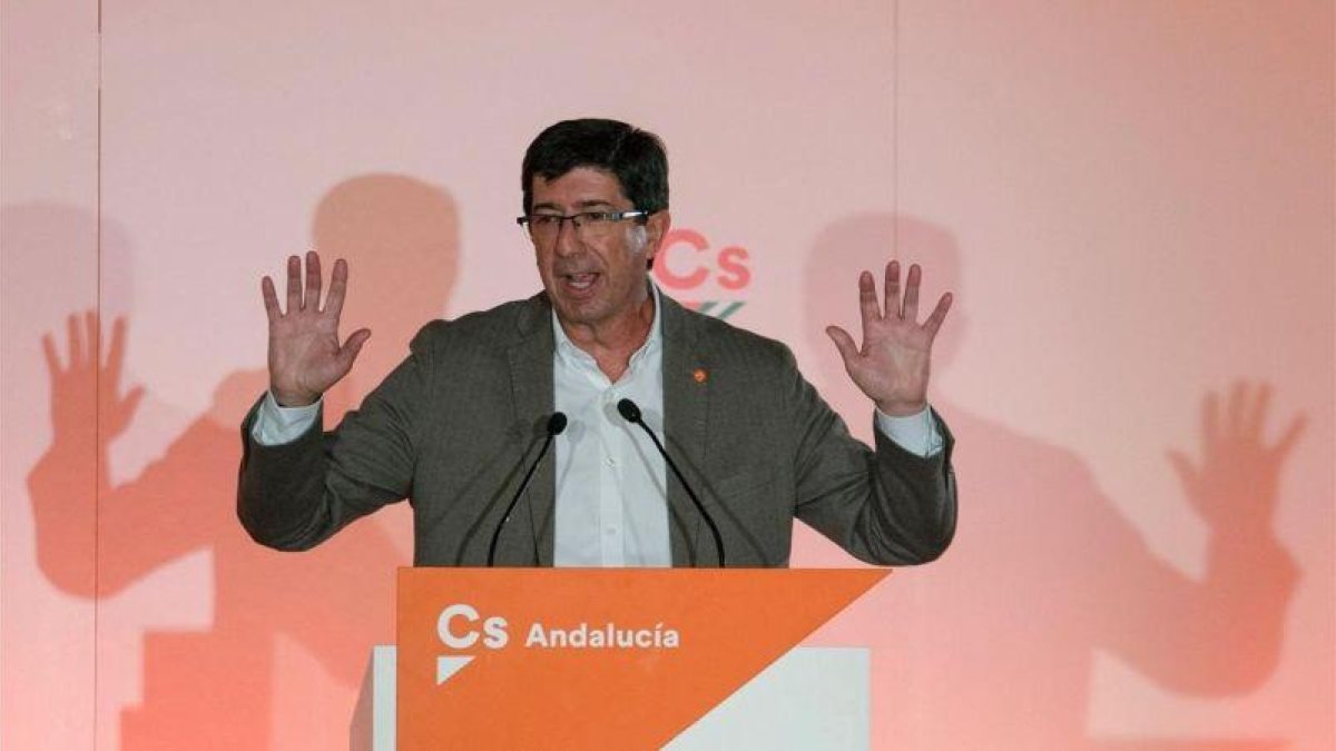 El candidato de Ciudadanos a la Junta de Andalucía, Juan Marín, en un mitin en Linares.-CARLOS CID GAITÁN (EFE)