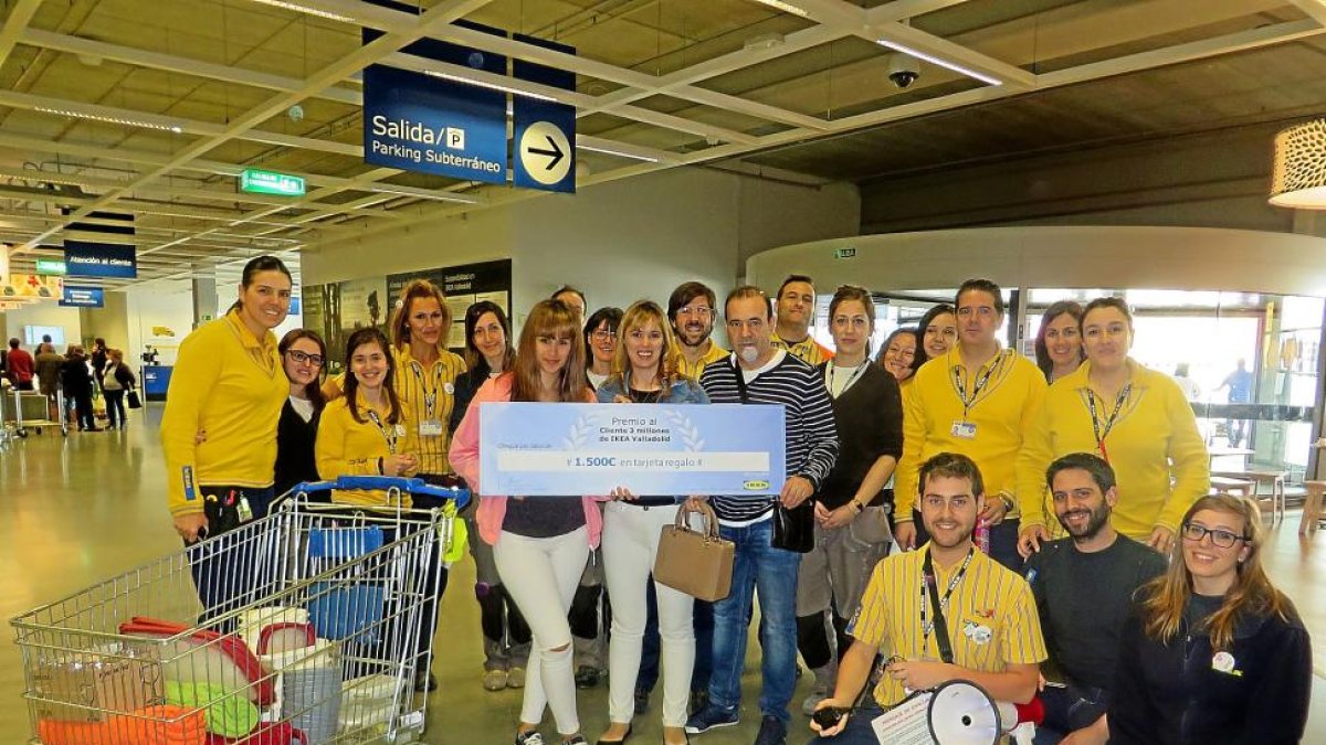 La familia afortunada enseñando el cheque-EL MUNDO