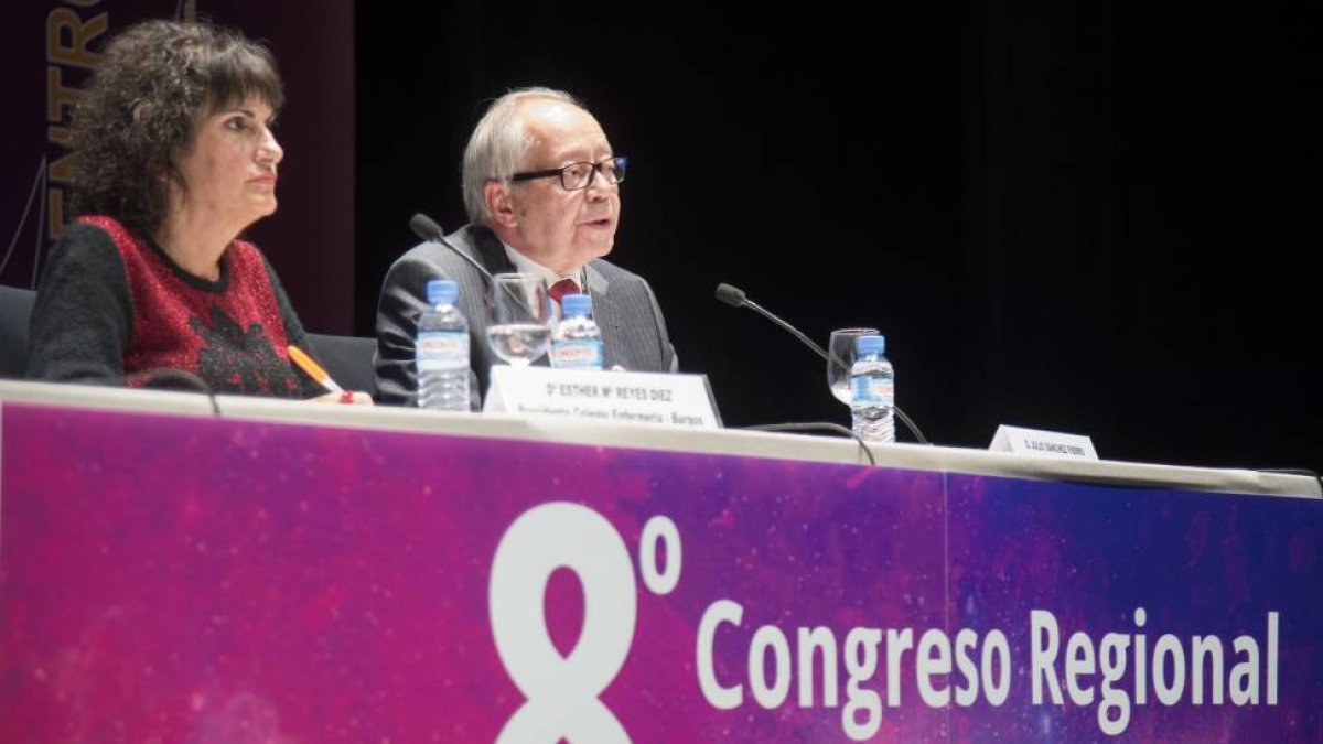 Ponencia del presidente del Consejo Asesor - MS, Julio Sánchez Fierro, junto a el la presidenta del Colegio de Enfermería de Burgos, Esther María Reyes.-ICAL
