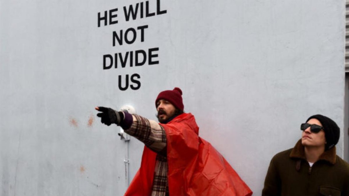Shia LaBeouf, delante de su instalación contra Trump, 'He will not divide us', en Nueva York, este lunes.-AFP / TIMOTHY A. CLARY