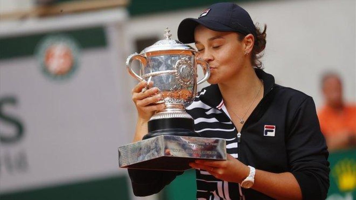 Barty besa la copa de Roland Garros.-EL PERIÓDICO