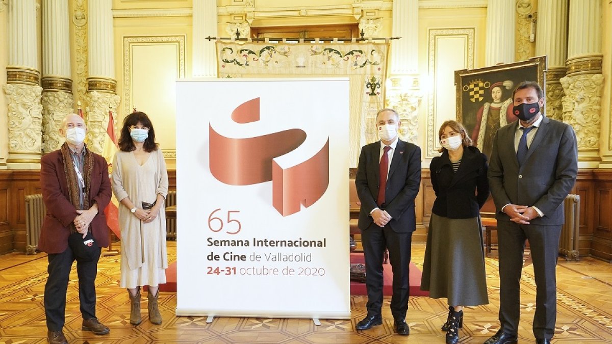 La concejala de cultura, Ana Redondo (izquierda) y el Rector de la Universidad de Valladolid, Antonio Largo (a la derecha del cartel) tras la firma del acuerdo. E.M
