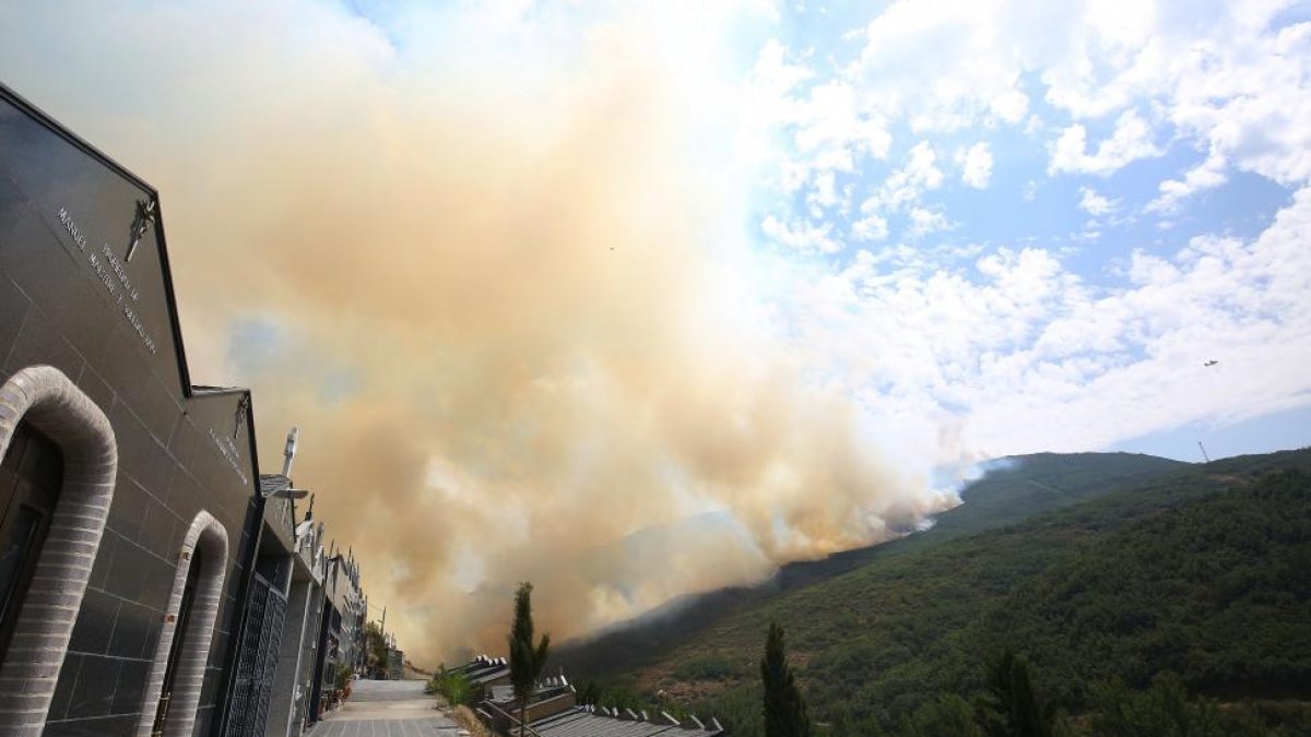 Incendio en el municipio de Encinedo, en la comarca de La Cabrera (León).-ICAL