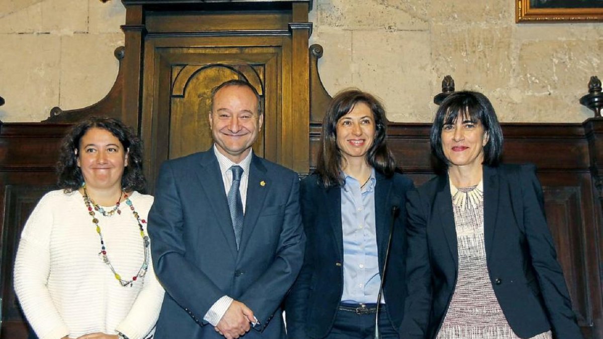Barreiro, Viejo y Martín junto al rector en la toma de posesión.-J. M. Lostau