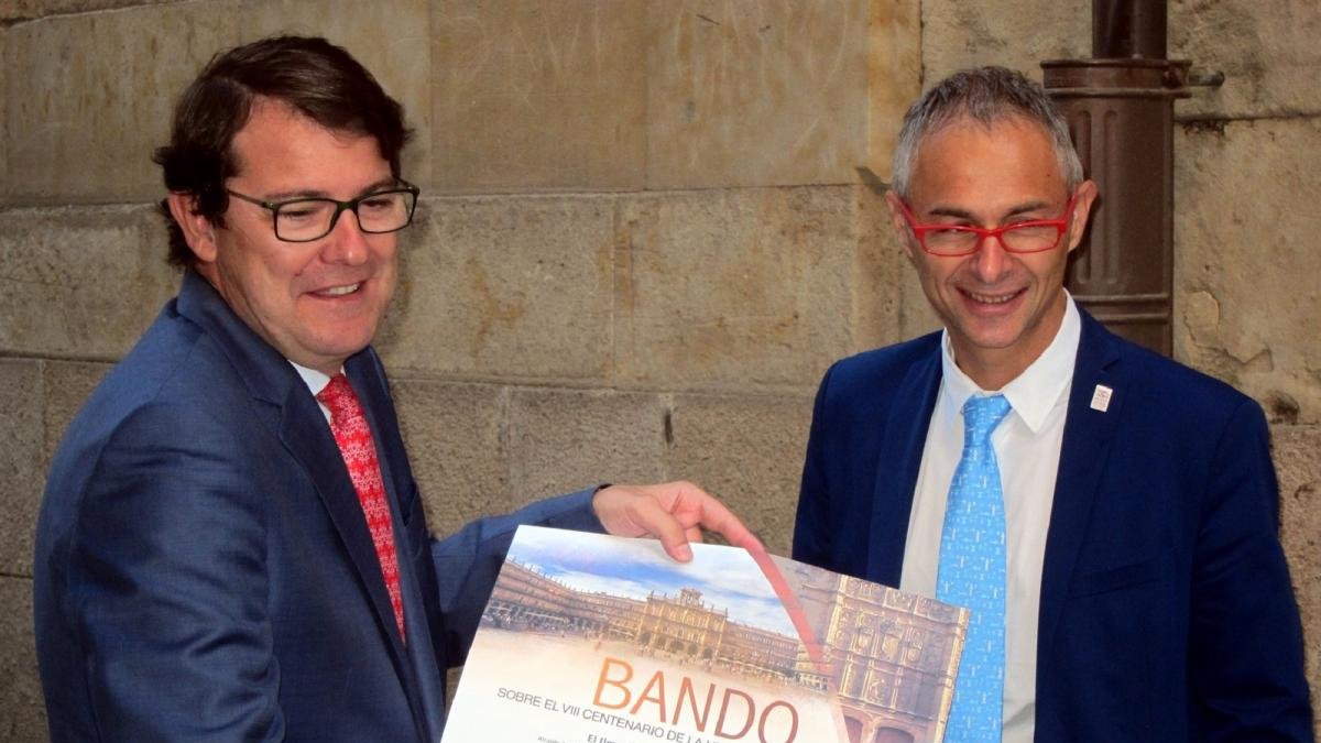 El rector de la universidad de Salamanca, Ricardo Rivero, acompañado por el alcalde de la ciudad, Alfonso Fernández Mañueco-EUROPA PRESS