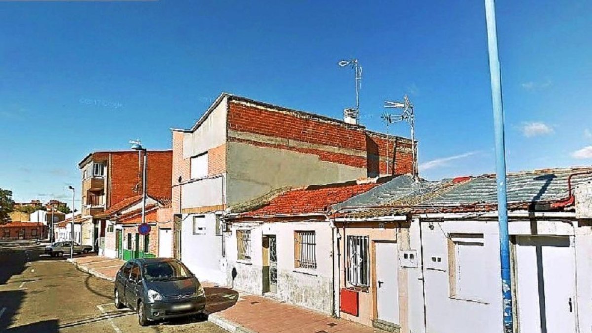 El incendio de los tres coches se produjo en la calle Monegros, 21.-E. M.