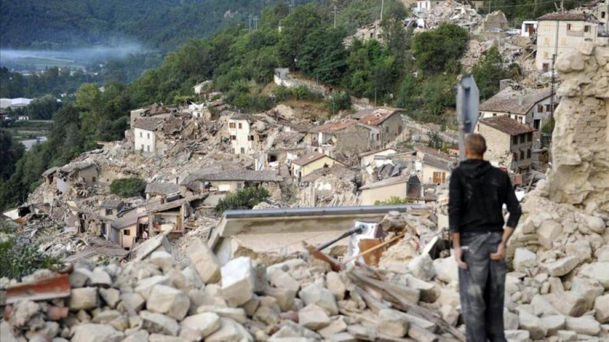 Un superviviente del terremoto mira las ruinas de Pescara del Tronto.-AP / CRISTIANO CHIODI