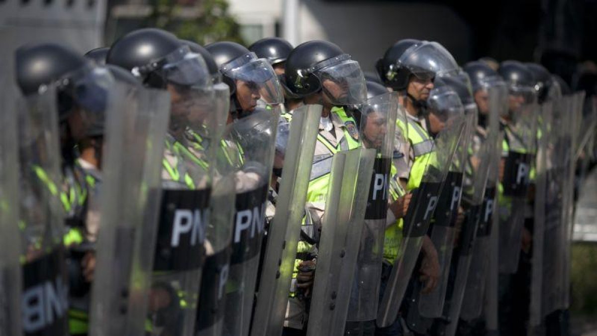 Cordón policial durante una protesta contra Nicolás Maduro en Caracas.-AP / ALEJANDRO CEGARRO