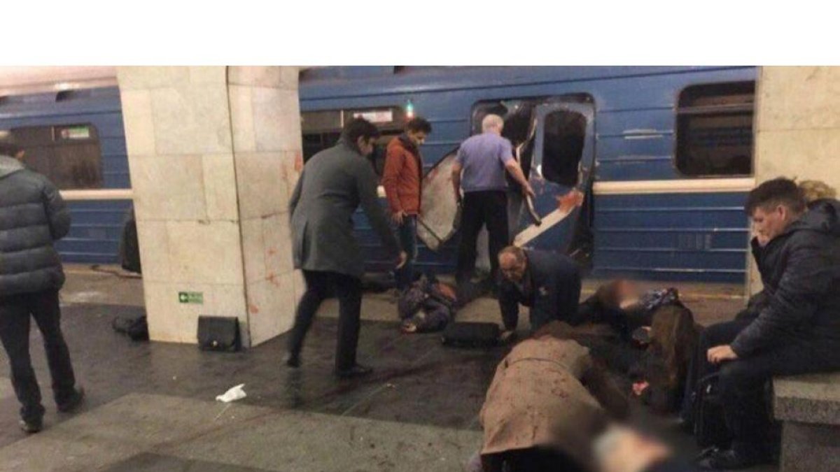 Heridos tras la explosión en un vagón de metro en San Petersburgo, este lunes.-