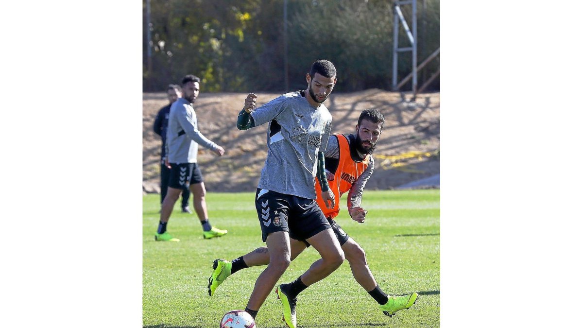 Joaquín protege el balón ante el acoso de Verde, durante un entrenamiento del Real Valladolid.-D. V.
