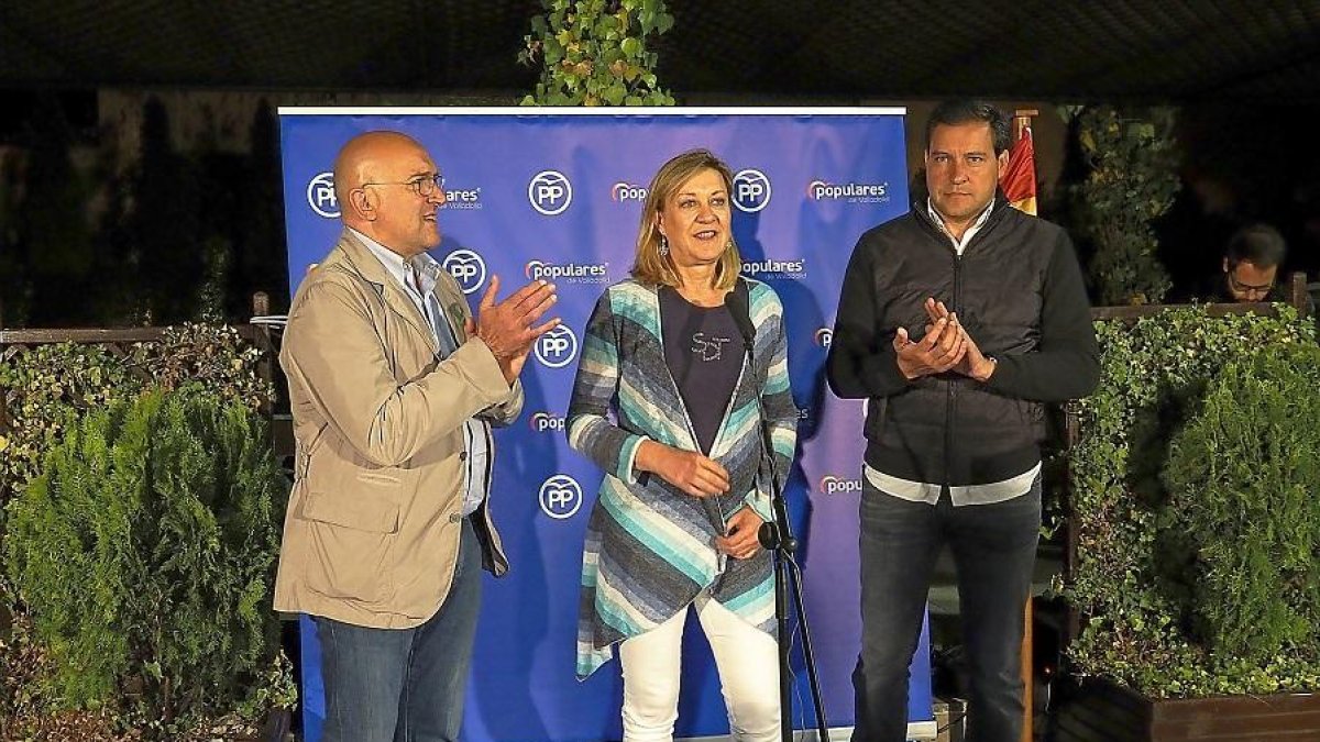 La candidata a la Alcaldía, Pilar del Olmo, flanqueada por Jesús Julio Carnero y Raúl de la Hoz, comparece tras conocer los resultados.-MIGUEL ÁNGEL SANTOS /PHOTOGENIC
